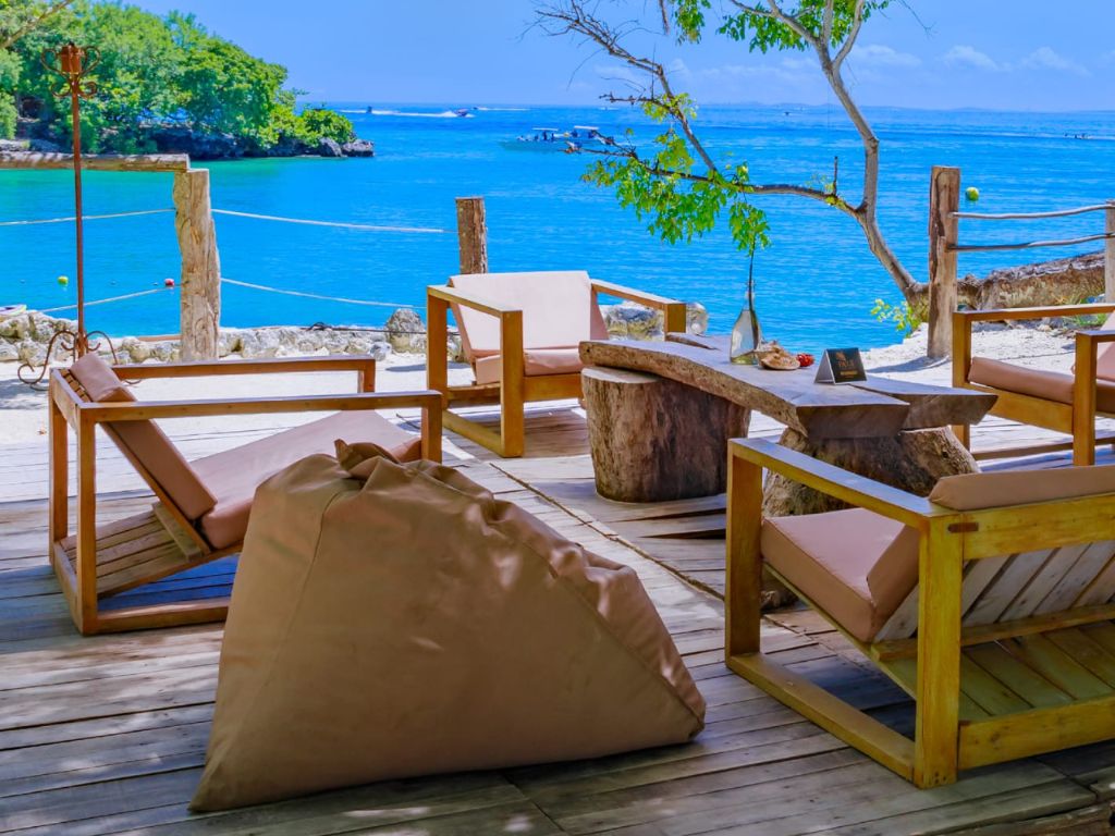 Pa'ue Beach lounge